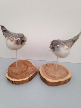  2 vogelbekvisjes op houten voet- 16 cm hoog € 49,00