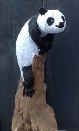  Pandabeer op houten stronk 44 cm hoog € 37,50